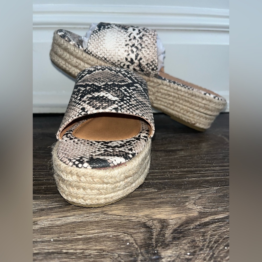 Camel Toes platforms Size:9​ NWOT!!